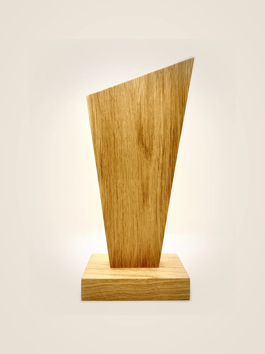 Trophée en bois clair de forme inclinée sur socle en bois
