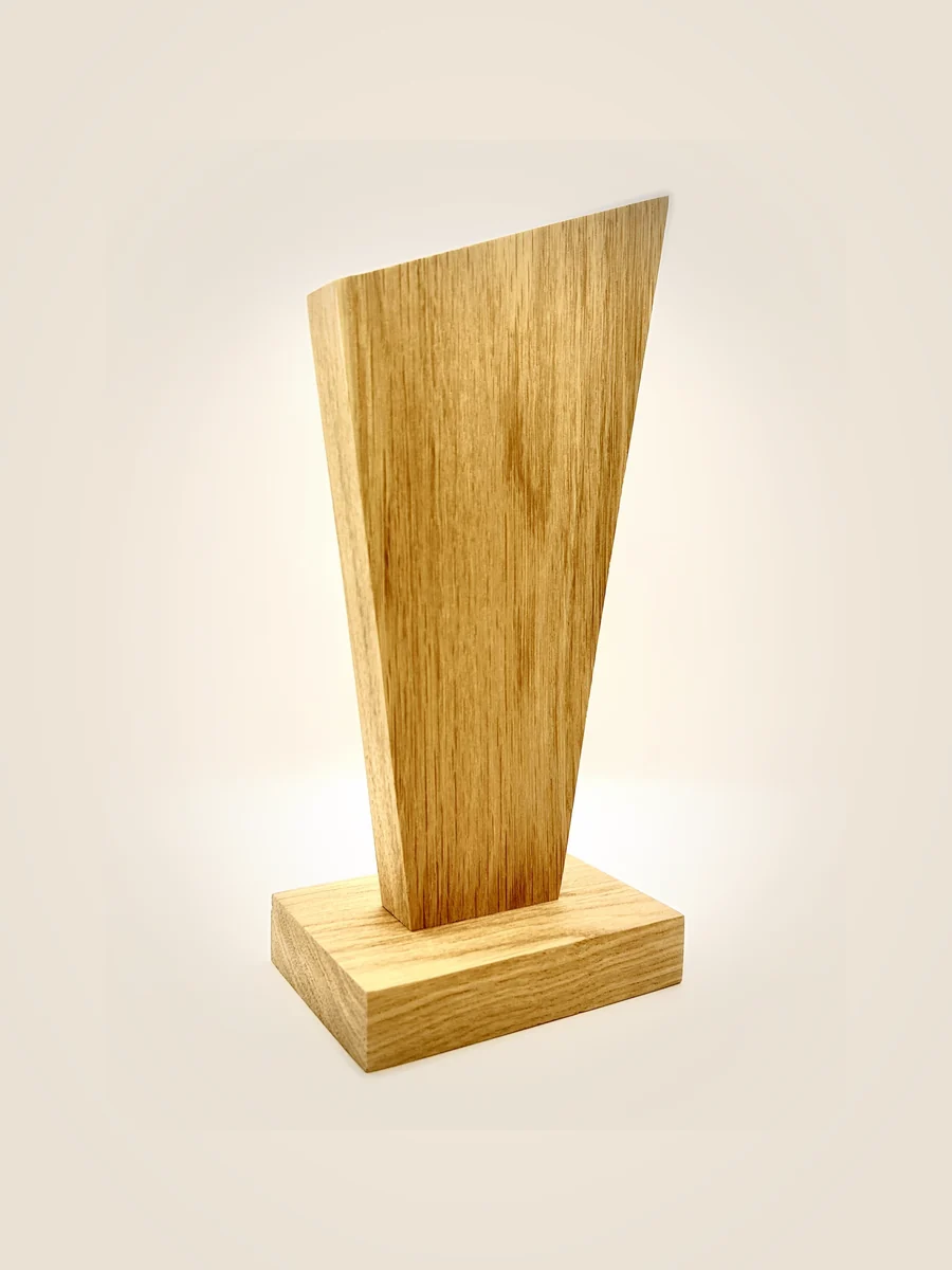 Trophée en bois clair sur socle en bois