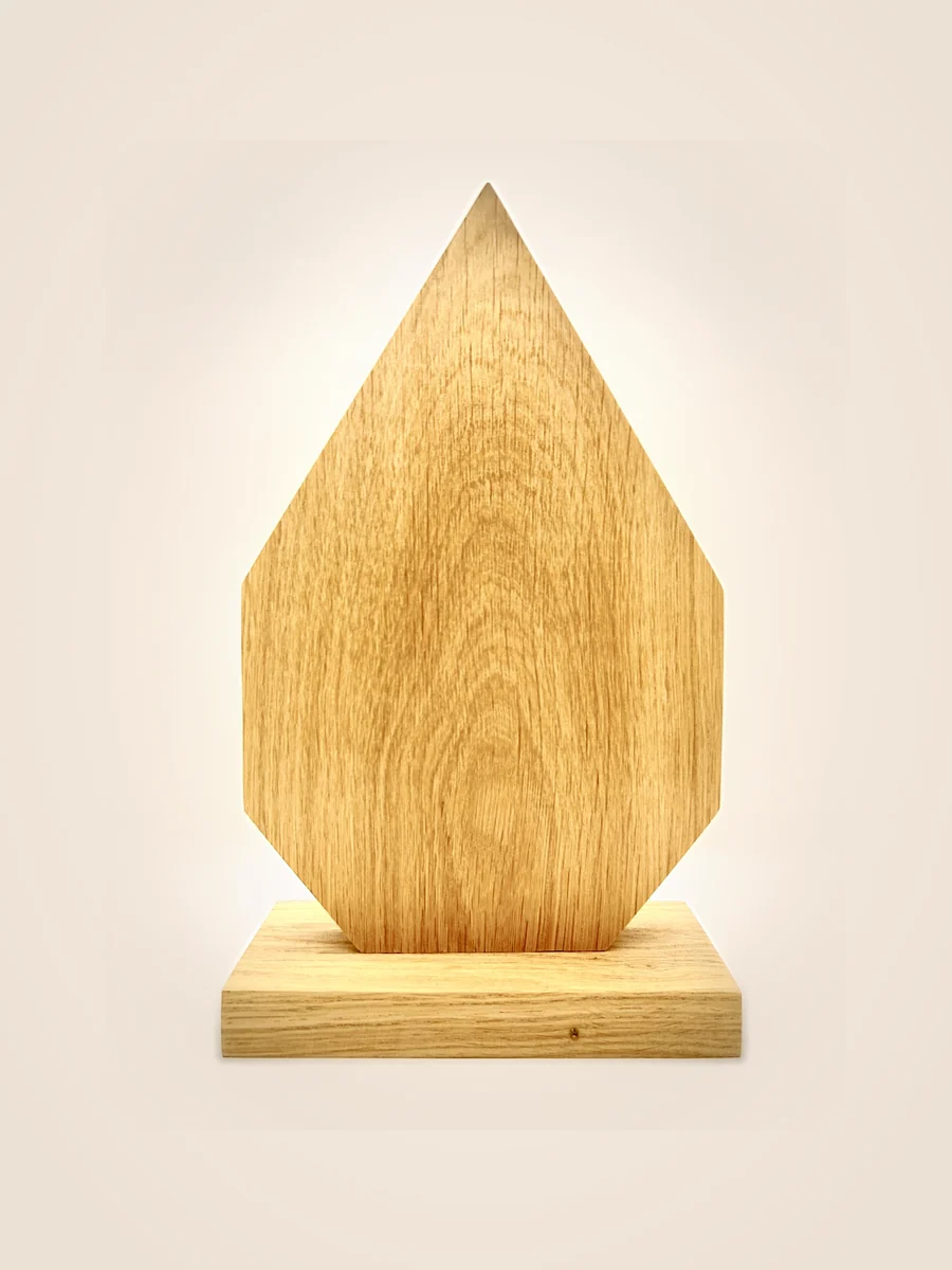 Trophée en bois en forme de pointe sur socle en bois
